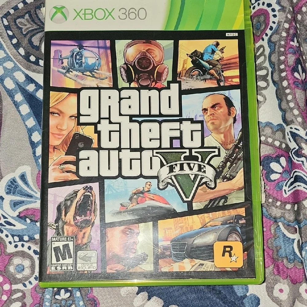 XBOX 360 Grand Theft Auto V - 2 Disc Set + Book